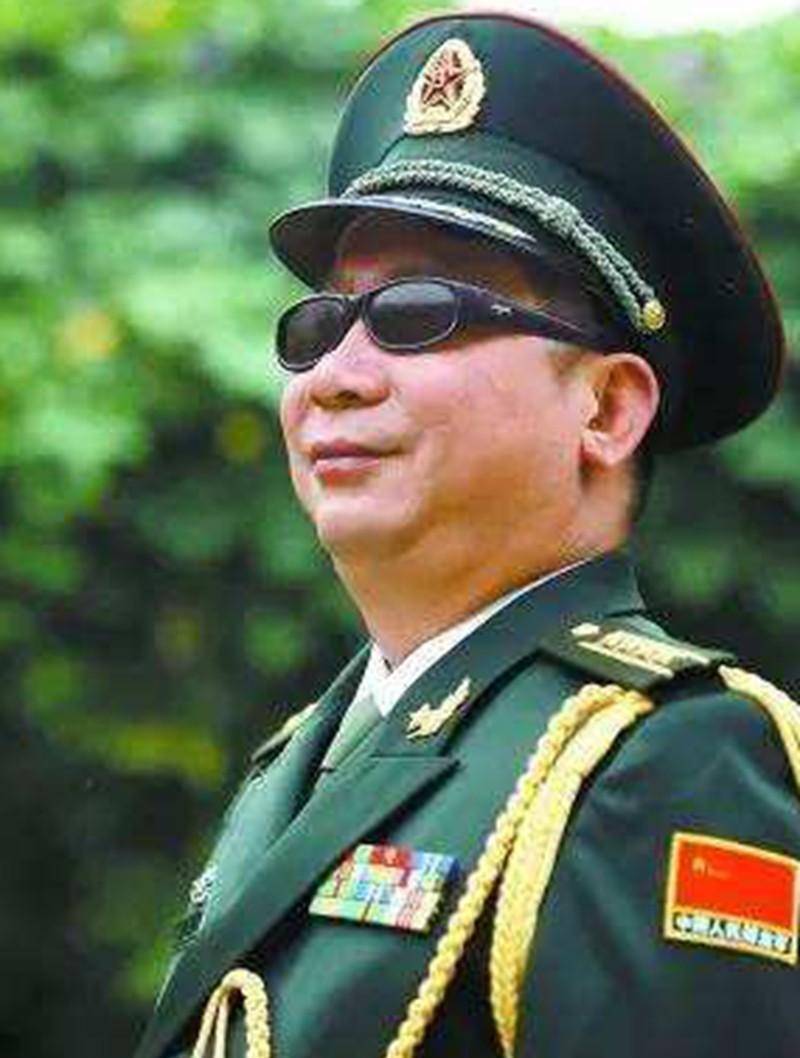 战场状况异常激烈,不久后排长受重伤,无法再指挥,此时史光柱主动承担