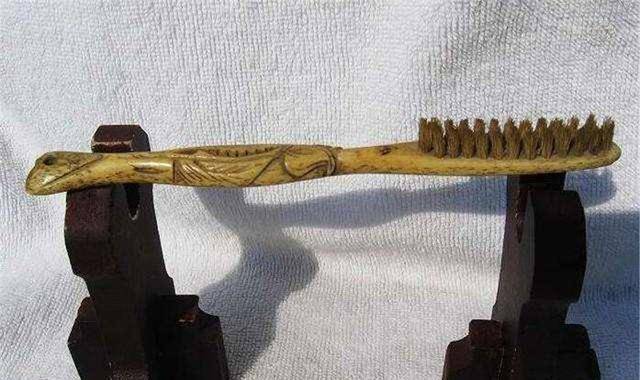 外国人用尿漱口,中国人很巧妙还发明了牙刷!