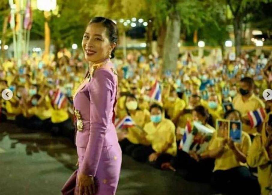 泰国大公主真给老爸面子,跪在水泥地上为泰王捧场,忙得满头大汗