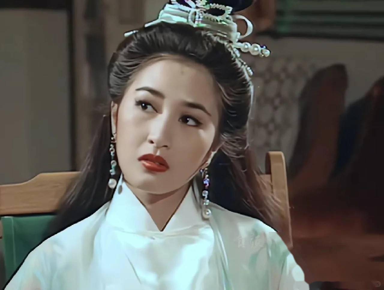 34岁的关咏荷,写真集展现女神的迷人魅力,美貌与才华的完美结合!