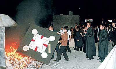 实拍梅艳芳葬礼:刘德华等抬棺,赵文卓送的花篮上八个字引人注目