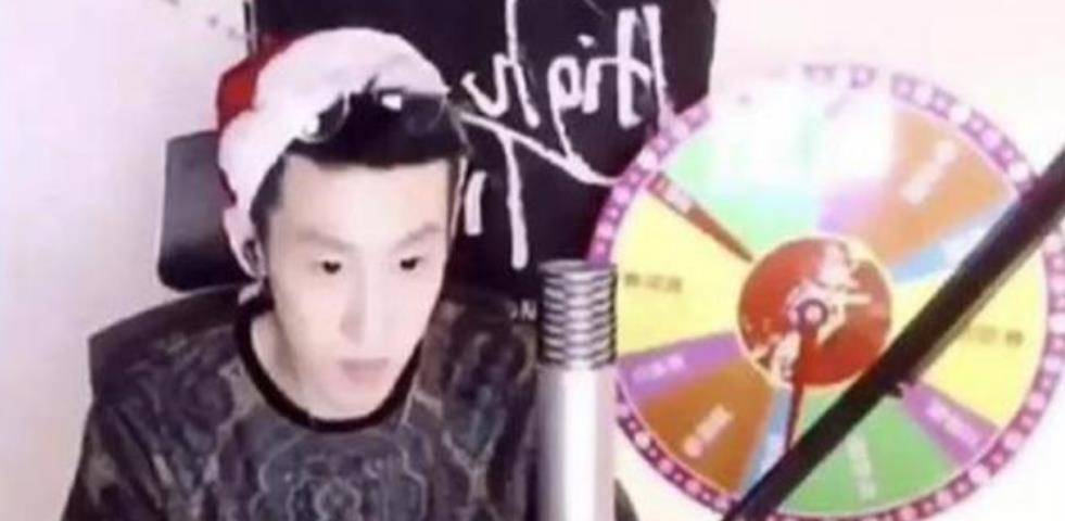 为了省下设备钱,丁伟投靠了朋友的直播公司,在公司挂了名,住进了公司