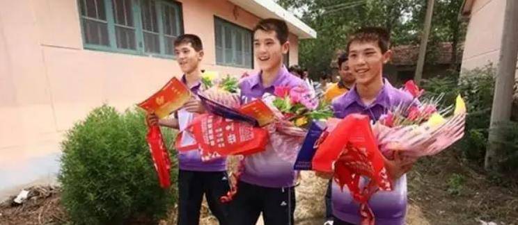 山东三胞胎同上211高校,10年后同日成婚,母亲:最好同一天生娃_赵振华