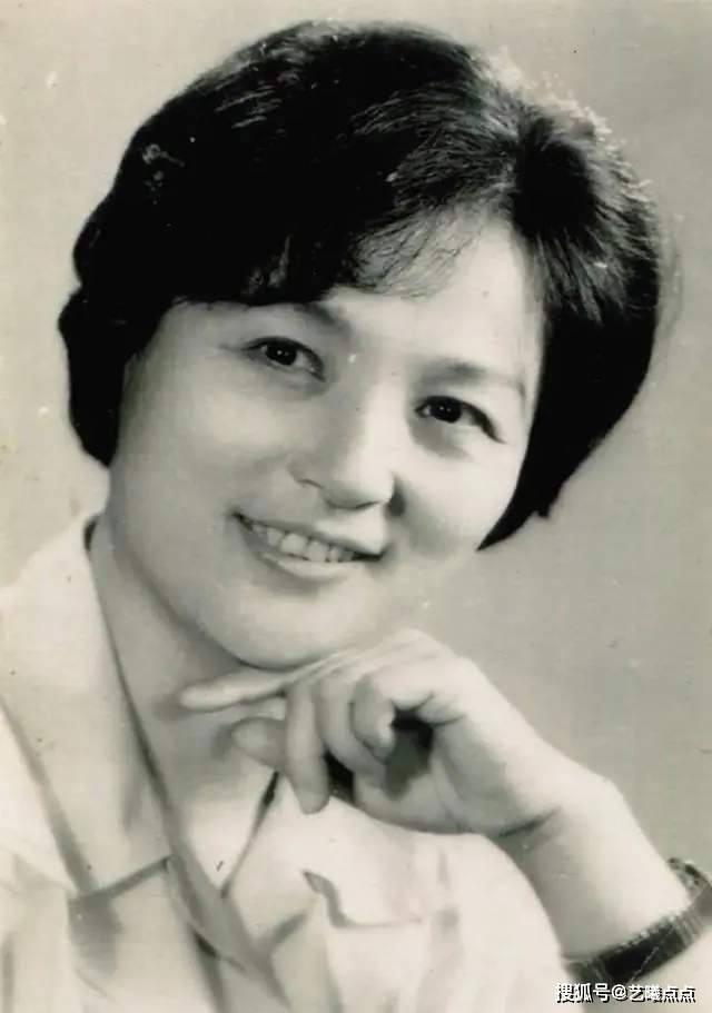 1953年,进上海曲艺越剧团学艺.1955年加入上海建立越剧团任小生.