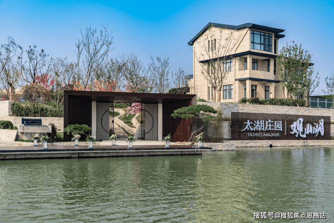 在这里,春山如笑,夏日浓荫,秋风玉露,冬枝傲雪,湖畔的一年四季,都推窗