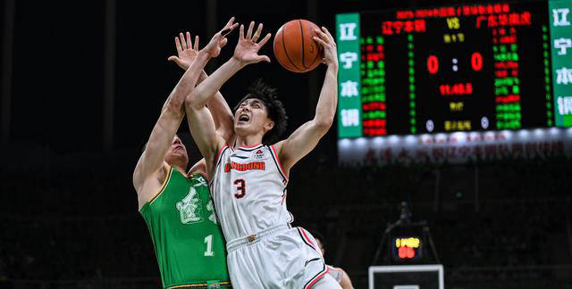 胡明轩新发型黄色引关注 疑似鹿晗 备战美国特训nba夏季联赛