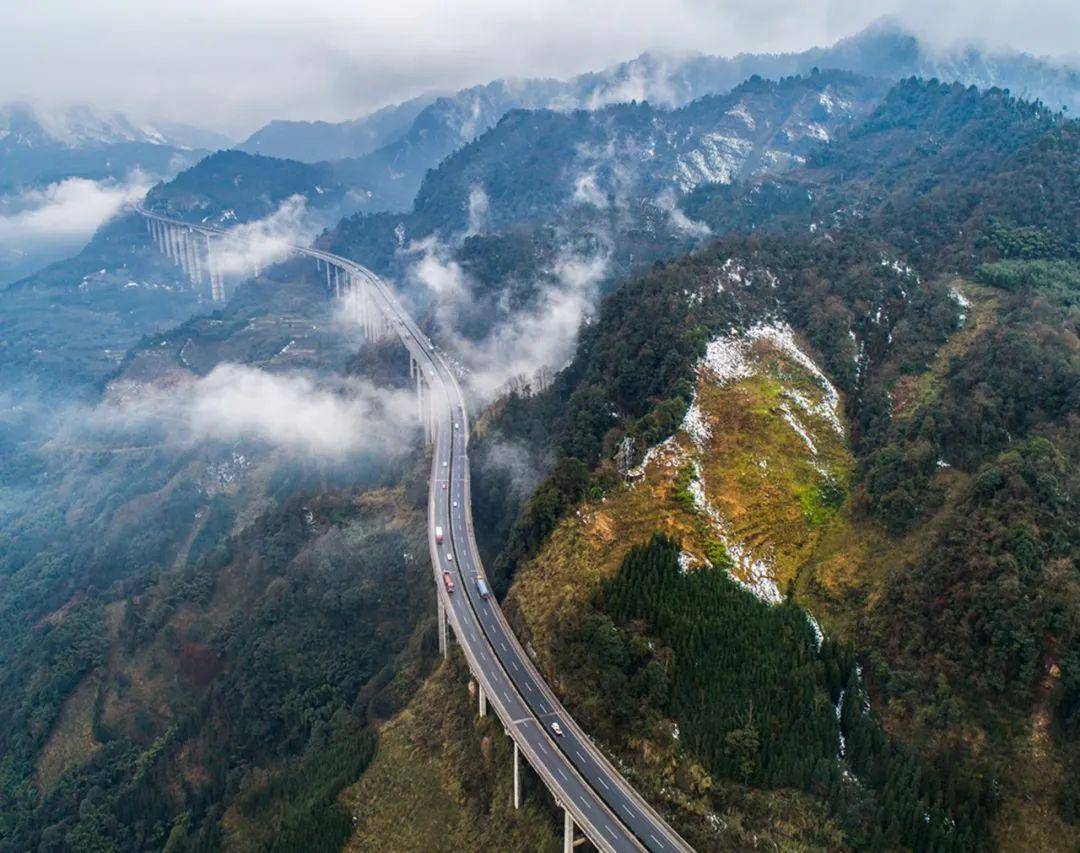 html雅西高速公路是公认的国内乃至全世界自然环境最恶劣,工程难度最