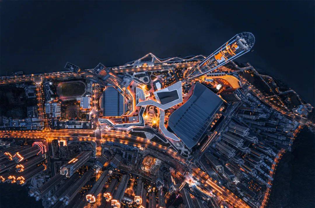 集萃了约3600亿"顶级城市资源包"的超级大城,除了cbd标配的产业聚集