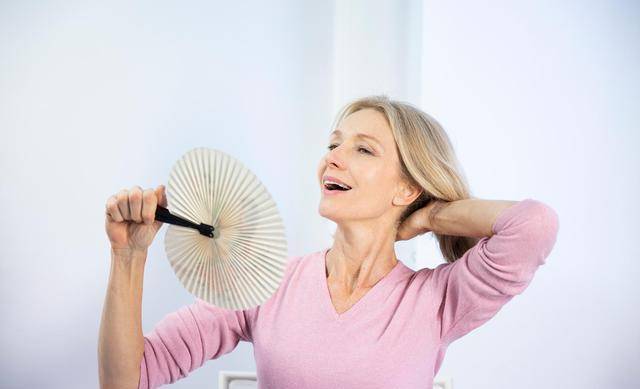 醒来之后出汗表现停止,甚至会脸颊发红,烦躁,有这些变化说明更年期