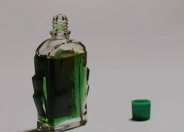 风油精的药理成分以薄荷脑,水杨酸甲酯,樟脑,桉油,丁香酚为主,同时存