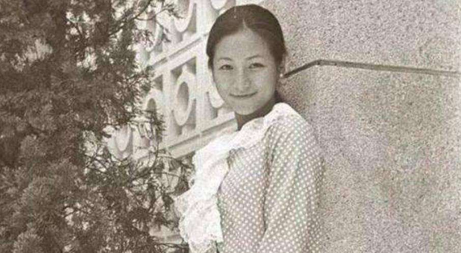 18岁未婚先孕,33年拒与子相认,抢闺蜜男友,写出《我的前半生》