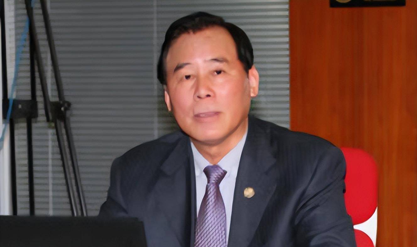 浙江男子放弃铁饭碗,凑2万编草帽,吸粉英国女王,现身家达914亿