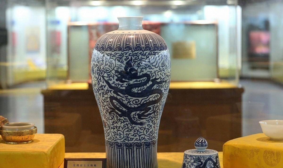 定陵出土的文物:当年看着丝织物消失束手无策,图8龙袍发黑变脆