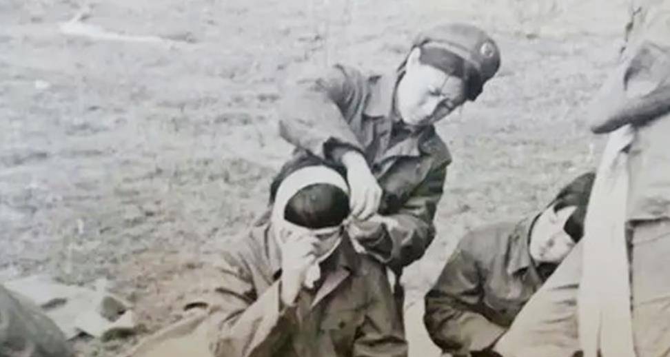 1984年大阅兵,曾在老山战役中获得一等功的医护兵钟惠玲受邀参加