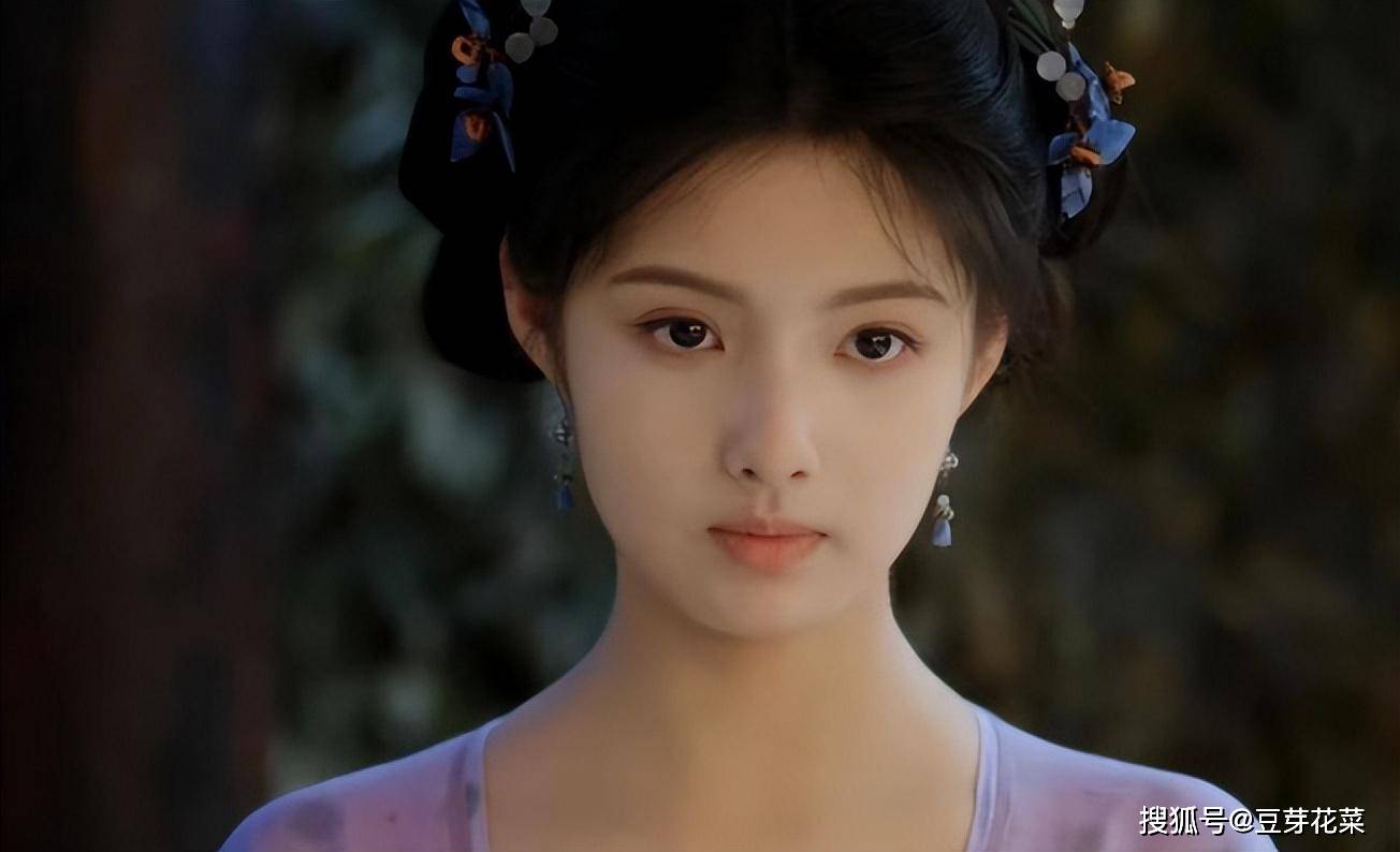 《墨雨云间》孔雪儿的魅力太强大!好身材配上红肚兜吊带装!