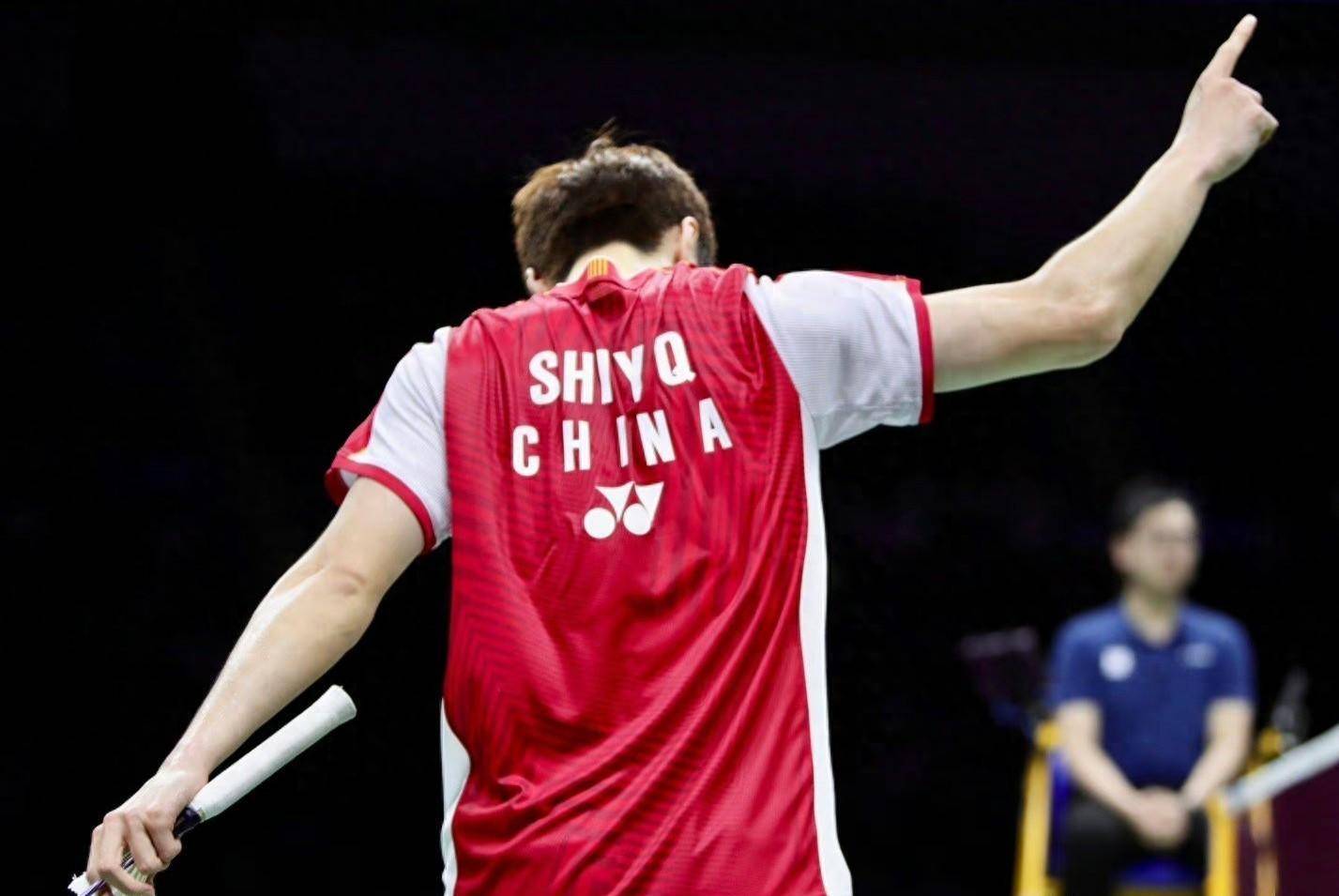 背靠背两连冠！石宇奇复仇丹麦名将登顶 国羽连续两站成最大赢家-羽毛球员石宇奇