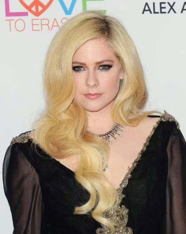 娇小玲珑的身姿,精致的五官犹如雕刻般完美,摇滚精灵艾薇儿_音乐_生活