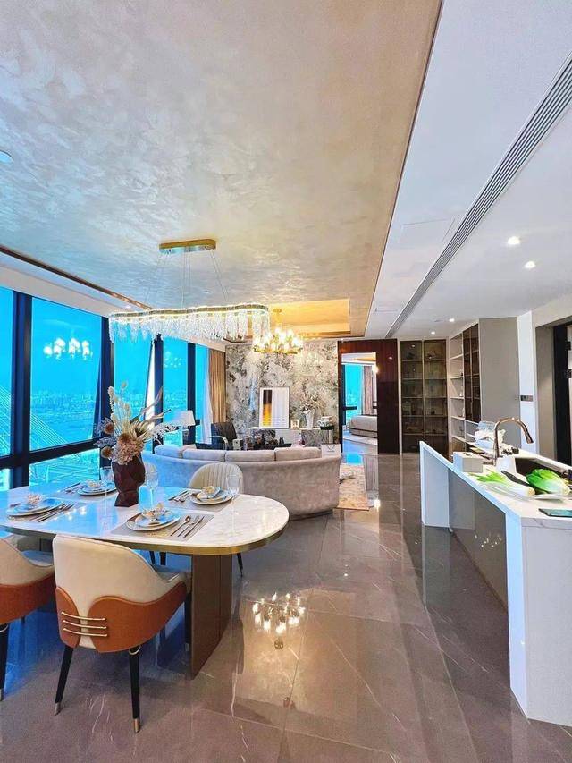 及样板间赏鉴走到隔壁的民生码头,又是本土色彩很浓厚的上海工业记忆