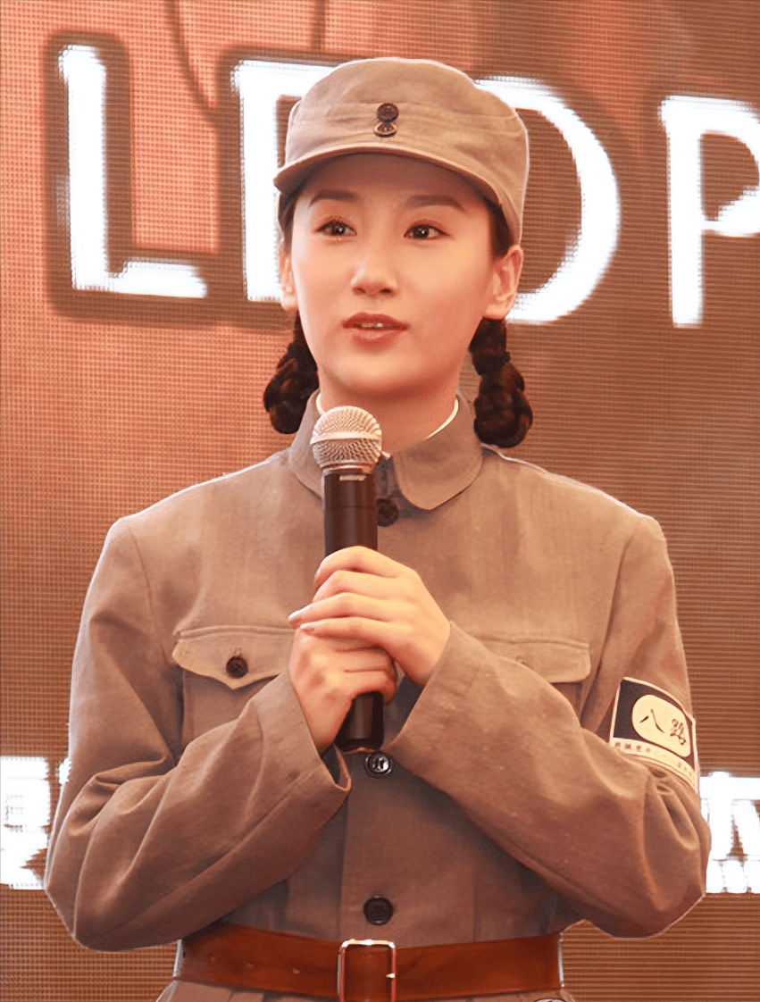 谁曾想,这部剧刚演完,冯越就和他的父亲张健在一起了.