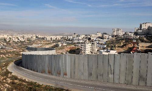 巴勒斯坦被以色列分割包围,各地之间如何进行交通联系?