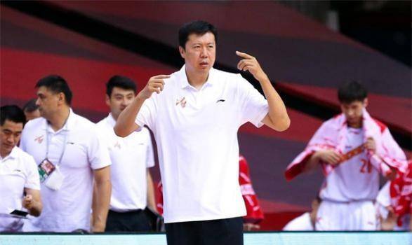 王治郅32岁妻子周蕾:笑容温暖很自信,外出不见大郅身影