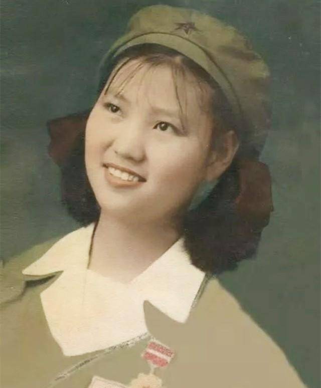 90多岁老人佝偻着身子,在一位女烈士墓前一待就是一整天,他是谁