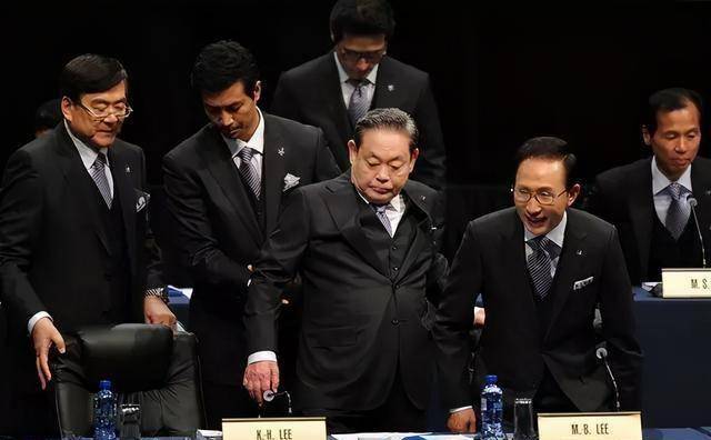 2016年10月,朴槿惠"闺蜜门"事件爆发,文在寅当选总统之后,再次开