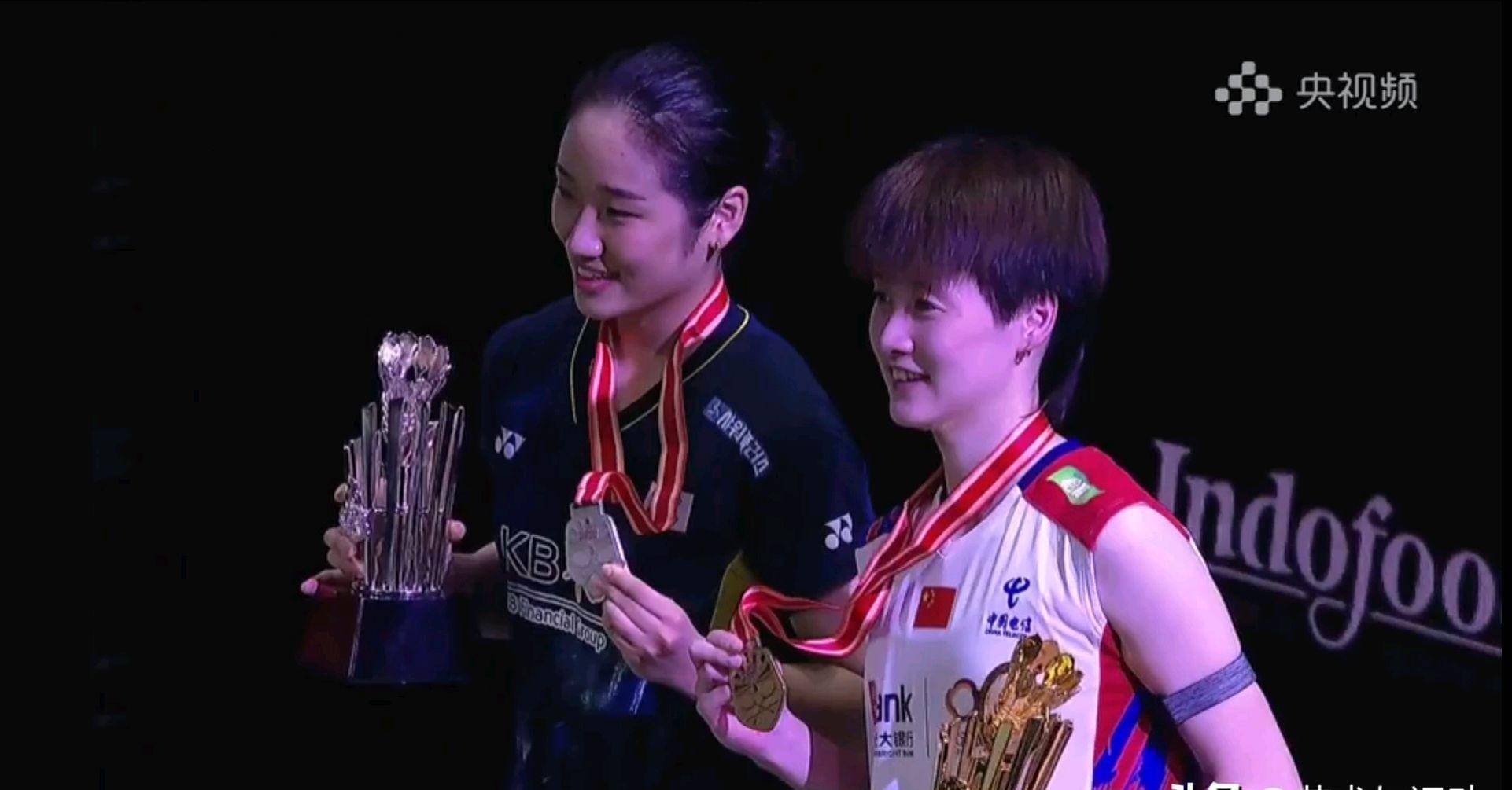 背靠背两连冠！石宇奇复仇丹麦名将登顶 国羽连续两站成最大赢家-羽毛球员石宇奇