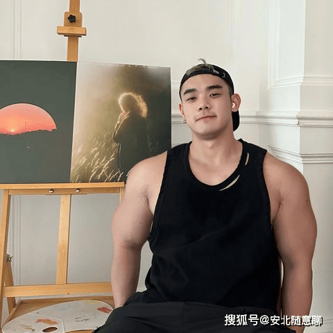 壮硕肌肉男,巴掌脸 麒麟臂,倒三角身材给人满满安全感