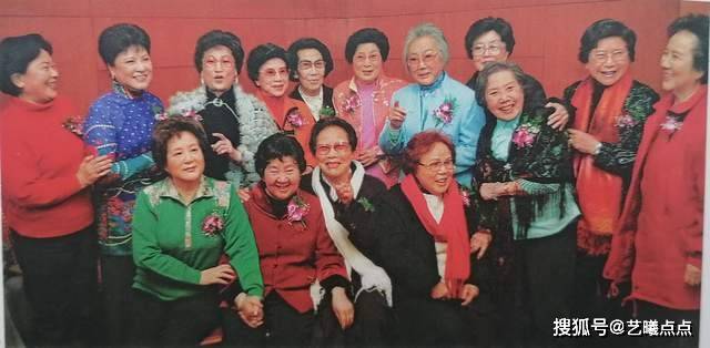 一张越剧前辈们的大合影照片,引发戏迷感叹万分
