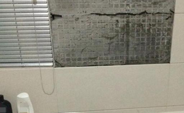 入住半年,瓷砖出现脱落问题,而师傅给出的解释让人很恼火