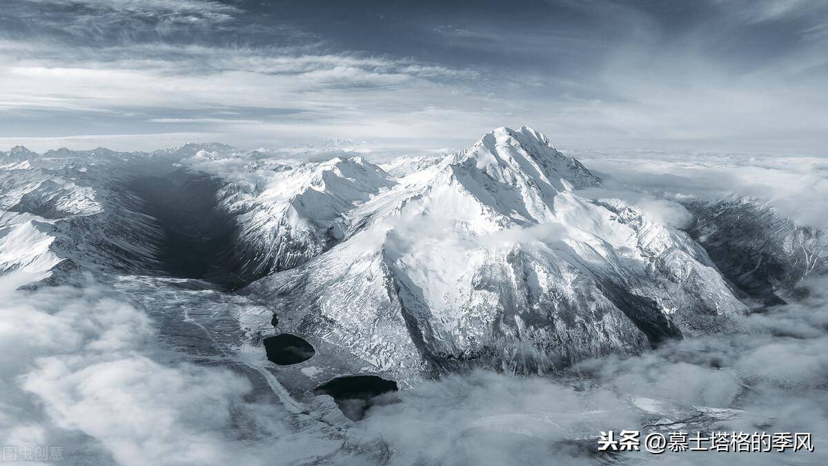 川西有一座美丽的雪山,山峰如洁白的金字塔