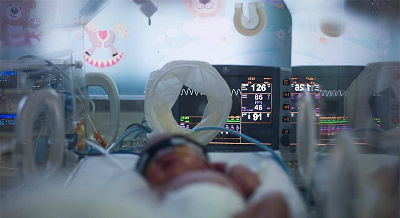 喜事无奈变悲剧,百日新生儿深陷困境夫妻俩还没从幸福的喜悦中缓过神