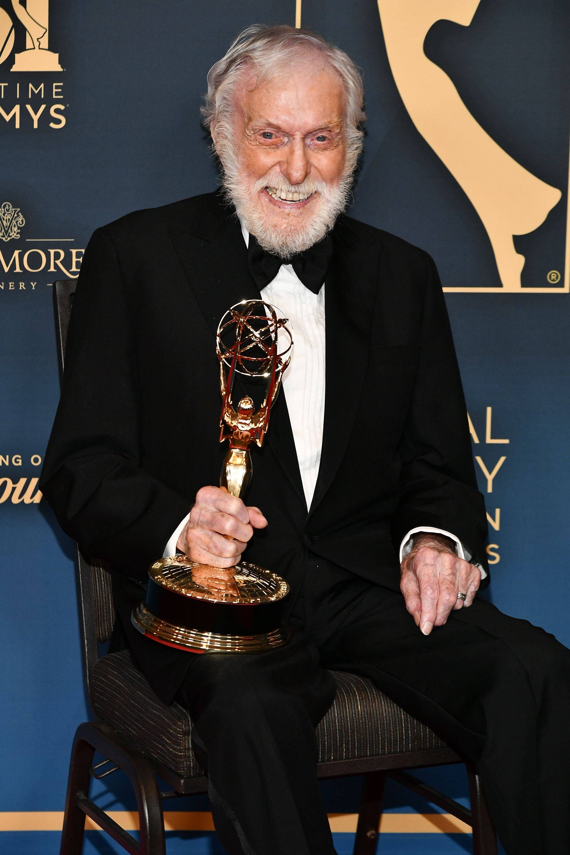 98岁迪克·范·戴克创造艾美奖历史 有史以来获得日间艾美奖最老演员