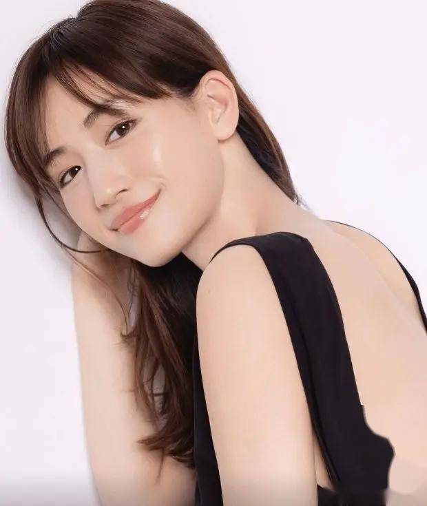 绫濑遥写真精选:女神的美貌与才华,性感韵味,一次全收藏!