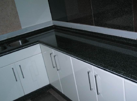 橱柜台面不要在安装大理石了,现在都用不锈钢了!