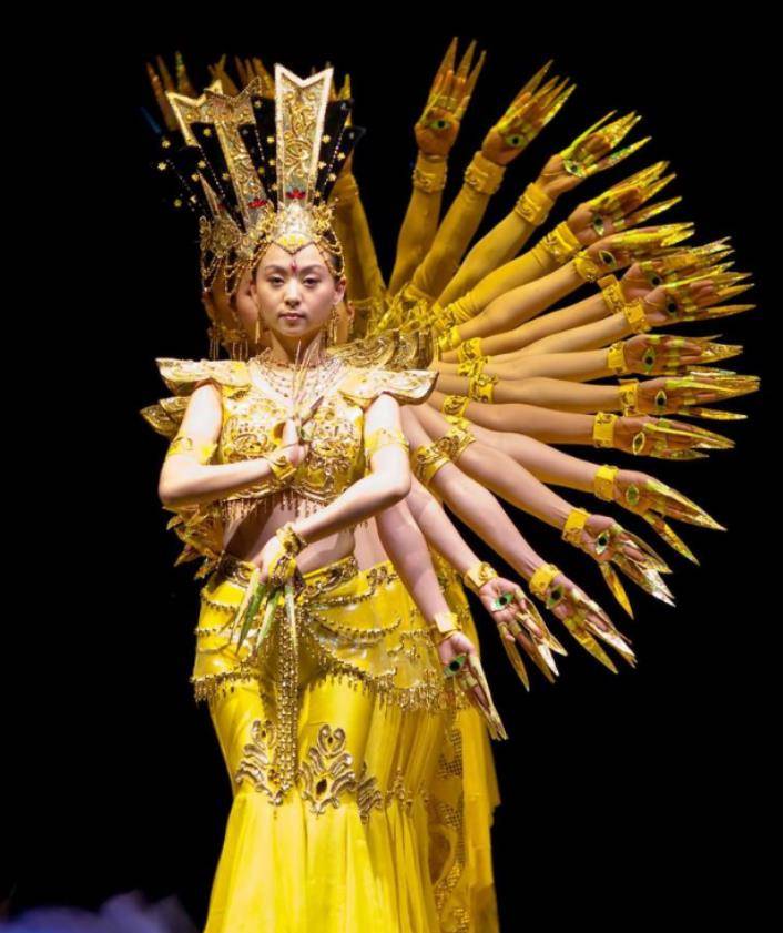 袖珍美人黄韵伊:初中辍学北上打工,供弟弟上大学,如今年入百万