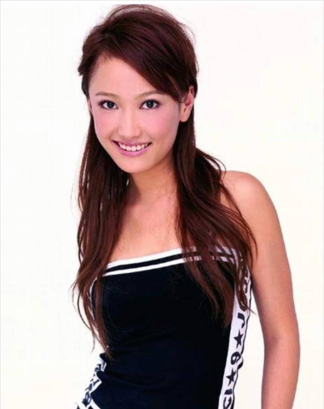 "温州女富商"胡洁有多狠?前夫刚因贪入狱,她后脚带娃嫁周立波