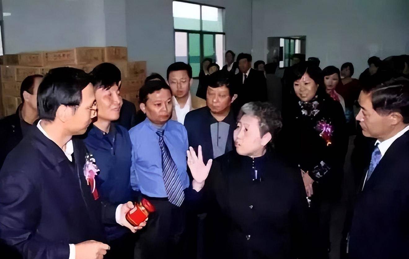 一个建烂尾楼,一个砸"老干妈"招牌,陶华碧被两个儿子坑惨了