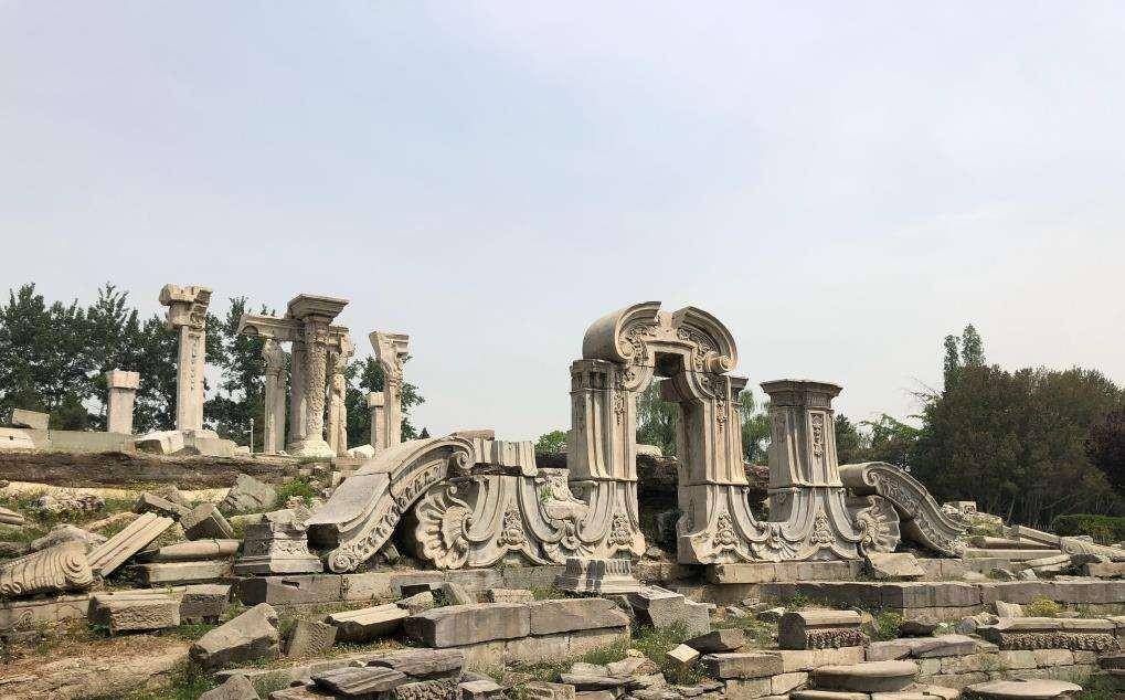 在第二次鸦片战争期间,英法联军对圆明园进行了掠夺和毁坏,能带走的