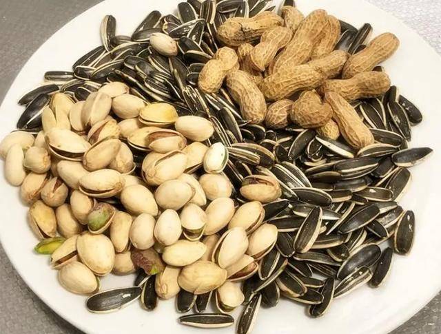 年纪越大越要管住嘴,少吃瓜子花生,多吃4种碱性菜,有益健康