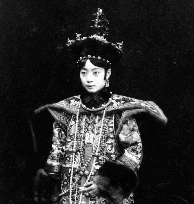【16岁嫁给末代皇帝溥仪时的婉容】婉容,清朝末代皇后,1906年11月13日