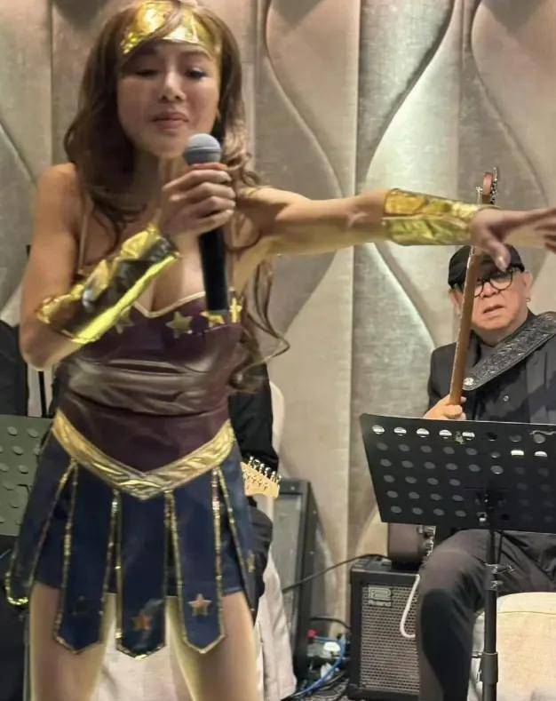 秀丰满上围,60位圈中好友出席,派对女王非他莫属_罗兰_李思捷_黄百鸣