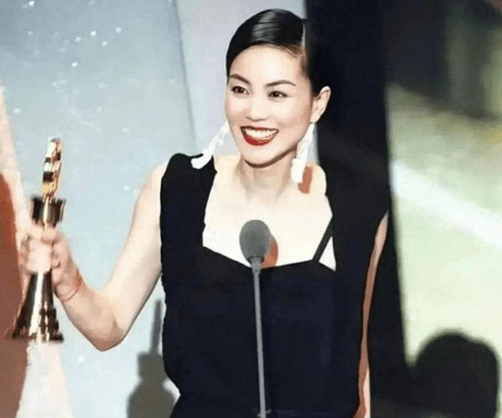 王菲喝下午茶被拍,身材干瘦肚腩凸起一股姨味,不再高不可攀.