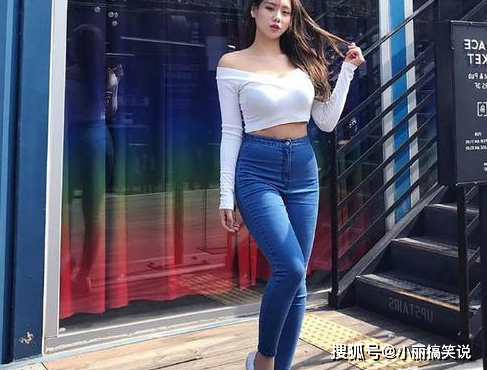 轻熟靓丽的牛仔裤美女,身材苗条,时尚气质让人着迷!