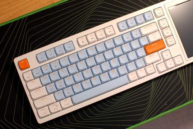 桌面新宠，搭载4.95英寸LCD彩屏的黑爵AKP815键盘，操作快人一等