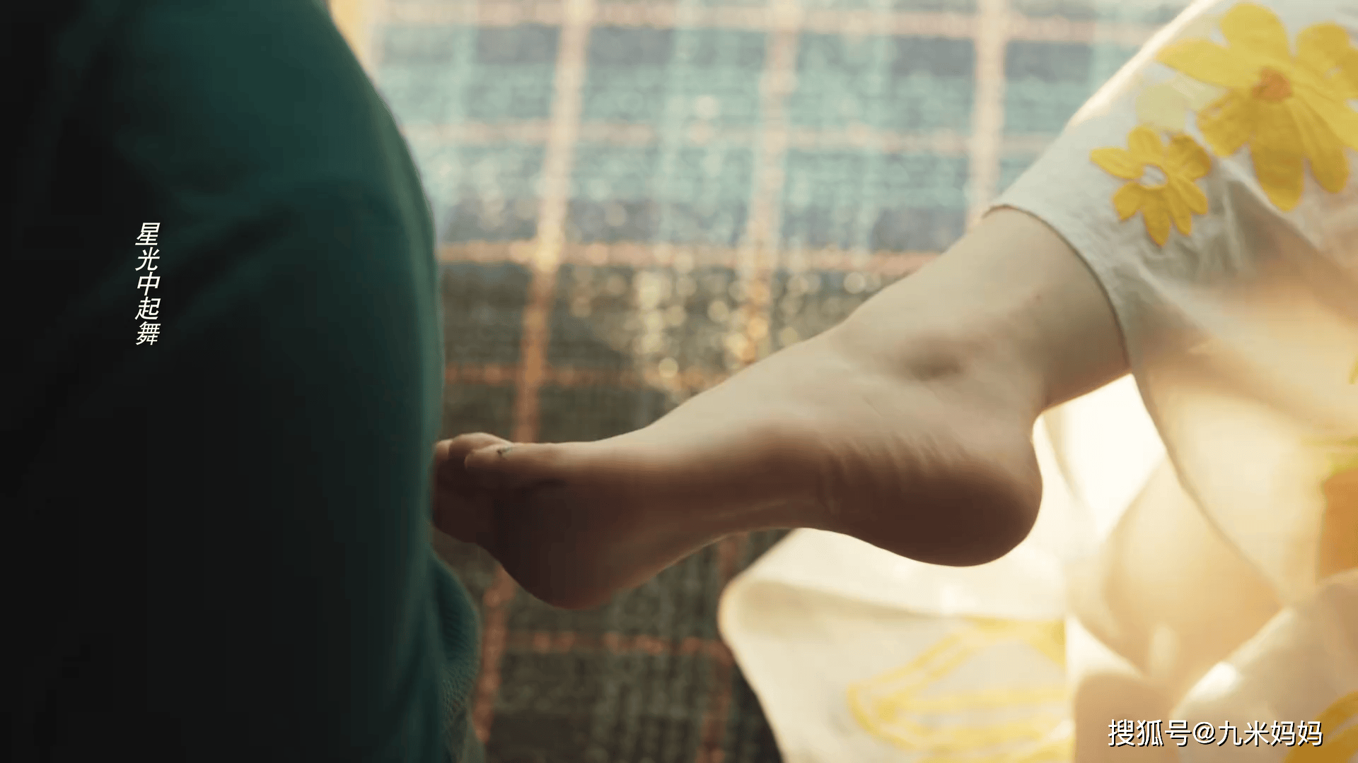 刘亦菲脚戏引热议,网友:和辛芷蕾的脚对比鲜明_黄亦玫_女人_保养