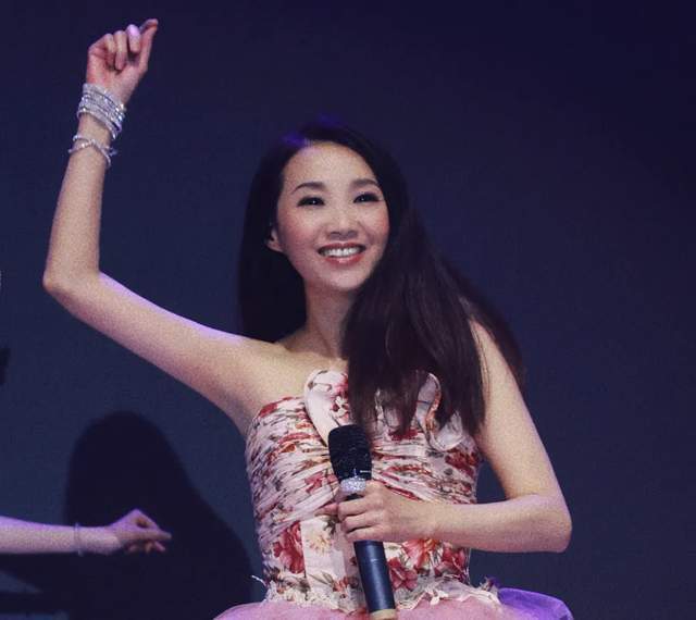 演月赚百万,和丈夫结婚21年没领证,孩子都20岁了_许秋怡_张智霖_港台