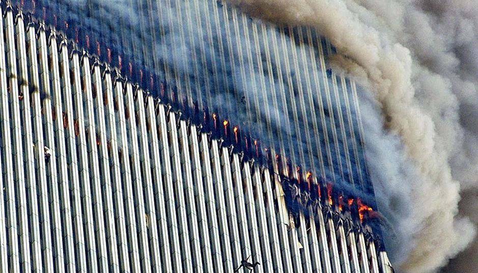 911事件回顾:世贸中心被撞击坍塌的瞬间,跳楼逃生的受害者