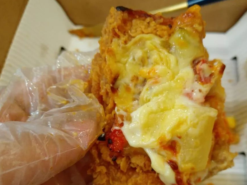 满满的卡路里香味!肯德基新品芝士鸡腿至尊无饼底"比萨"测评